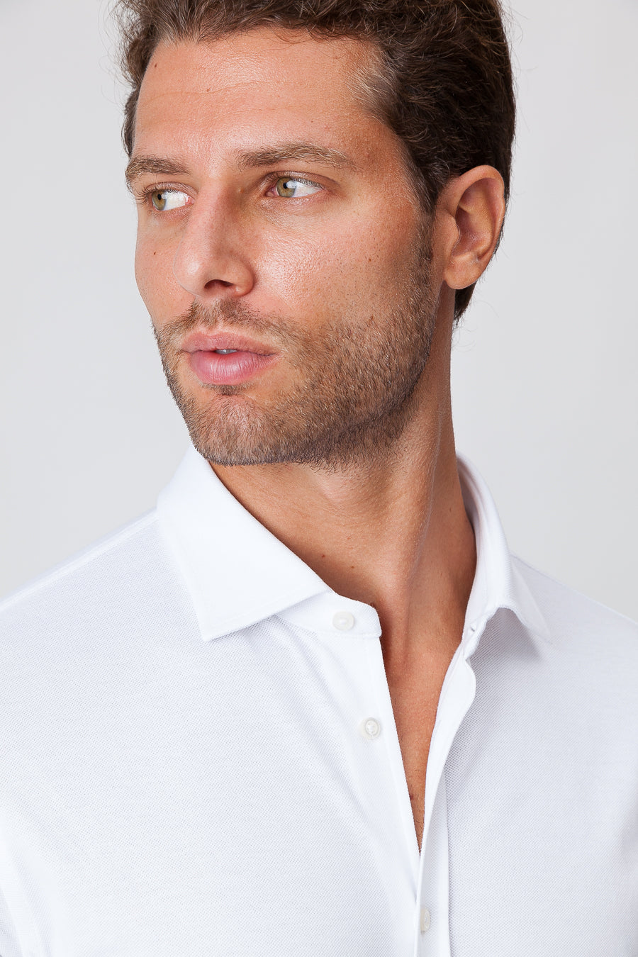 Weißes Poloshirt
