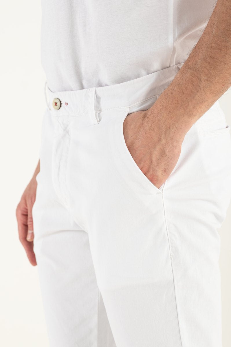 Pantaloni albi