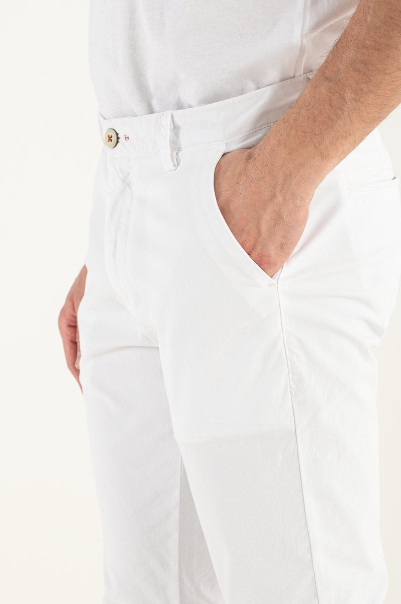 Pantaloni albi