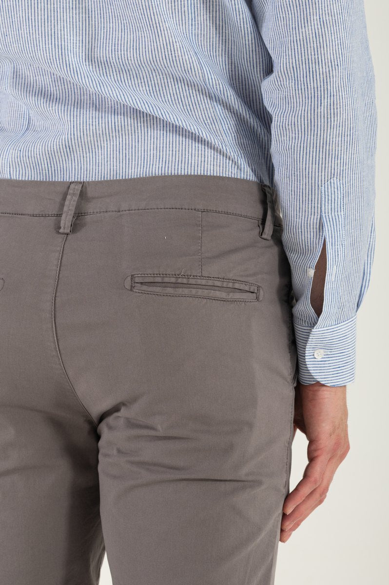 Pantaloni gri de vară de primăvară