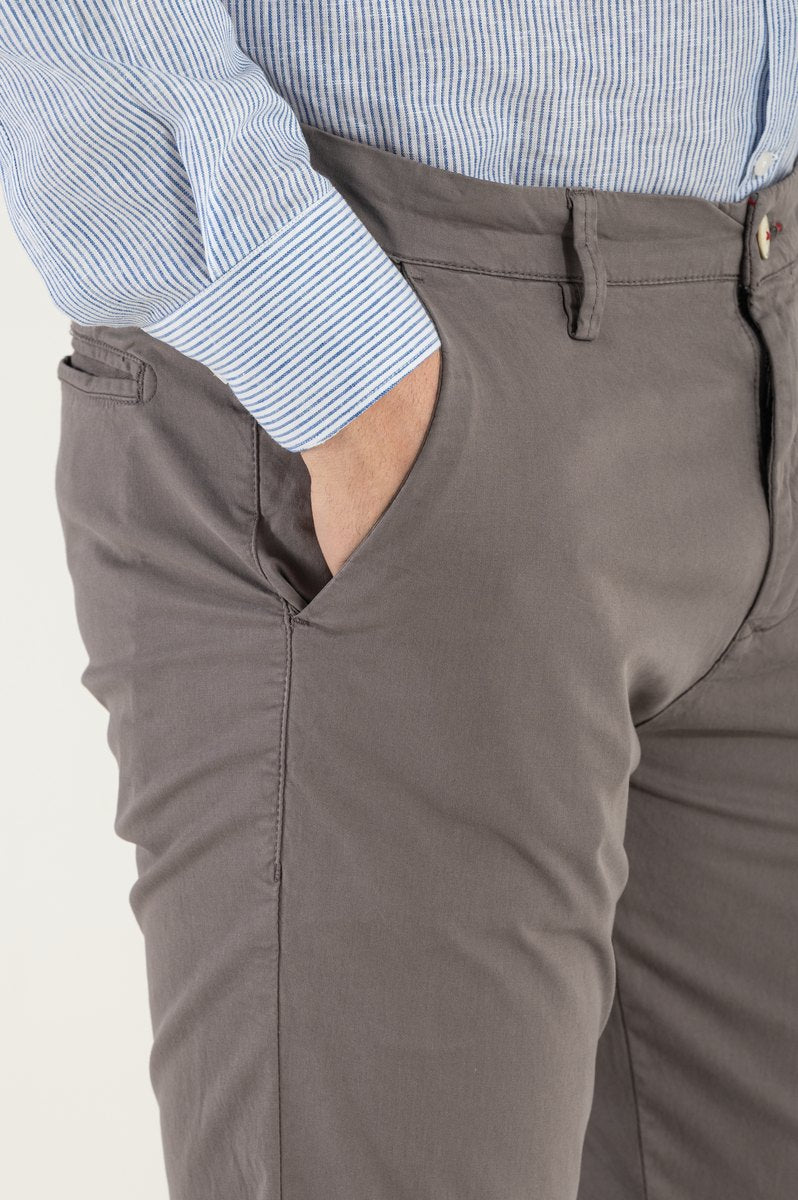 Pantaloni gri de vară de primăvară
