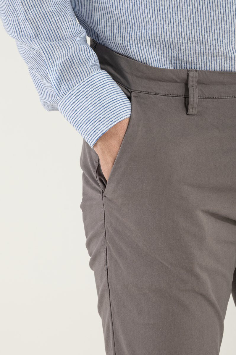 Pantaloni gri de vară de primăvară