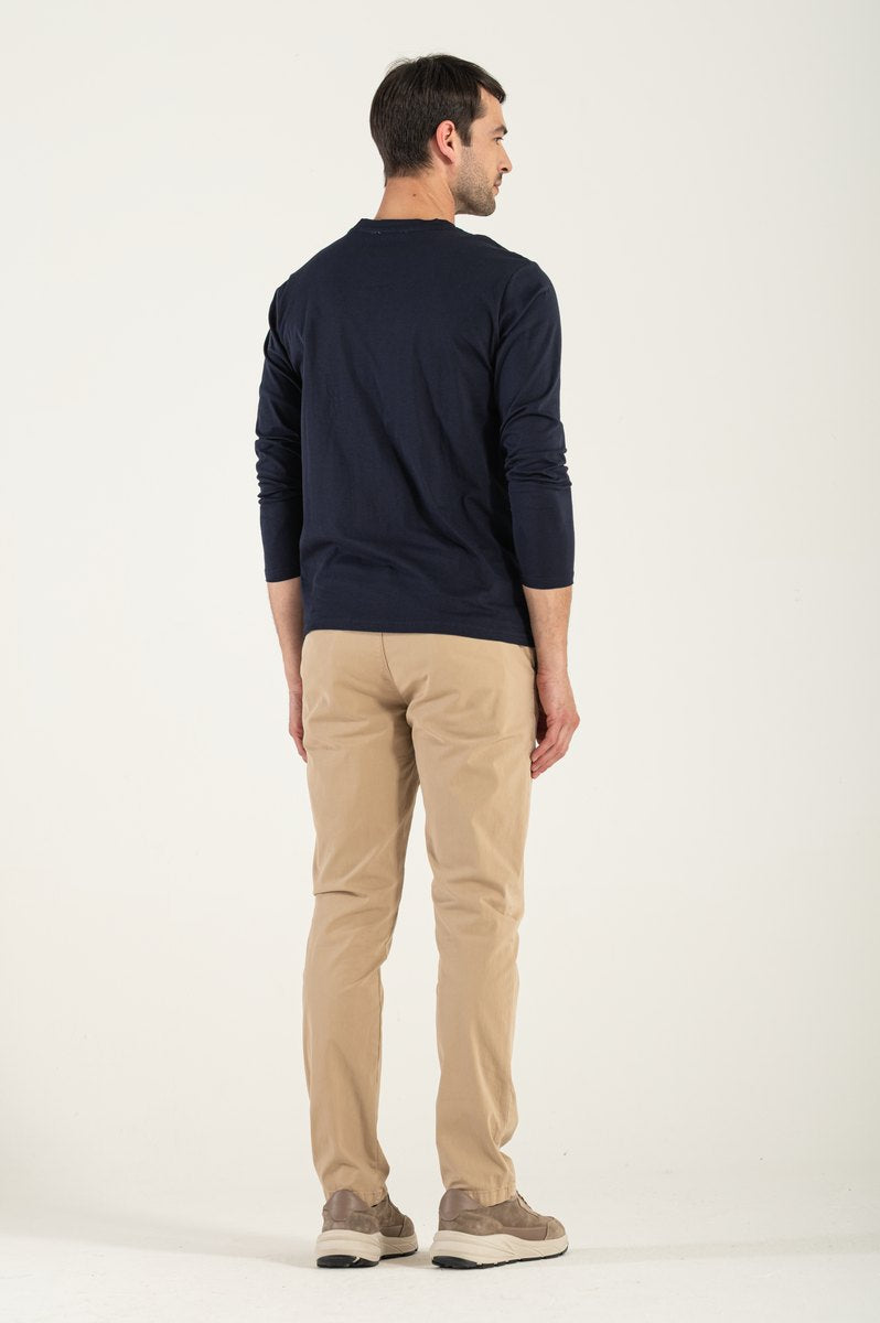 Tricouri albastre cu mânecă lungă