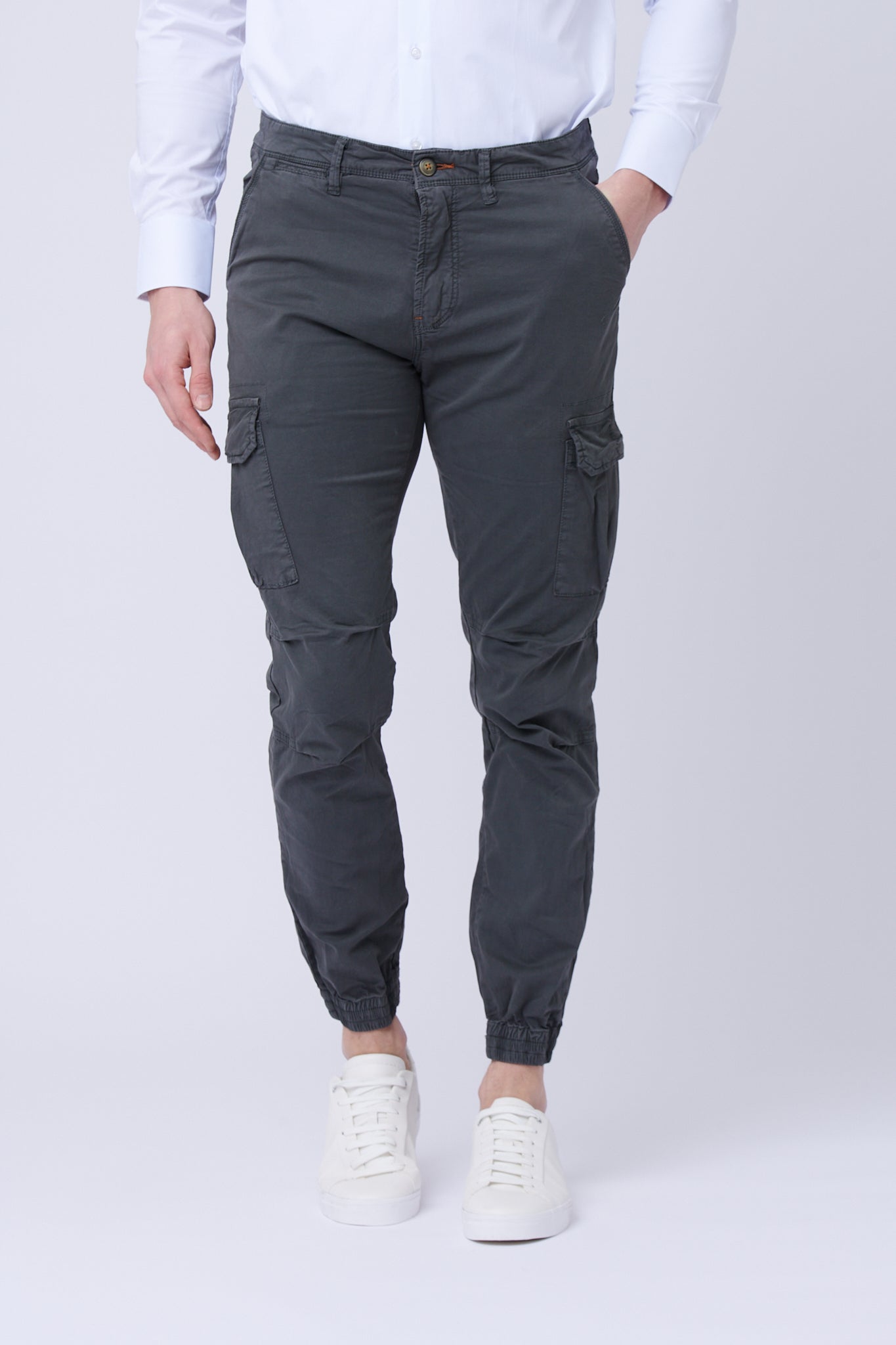 Gray trousers with pockets