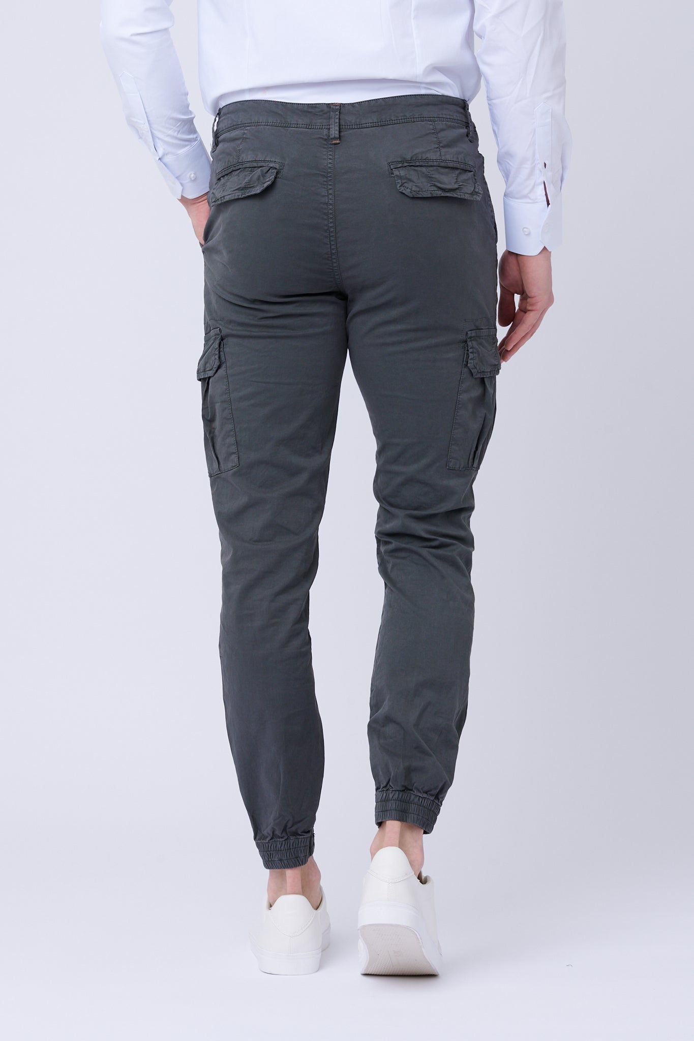 Gray trousers with pockets