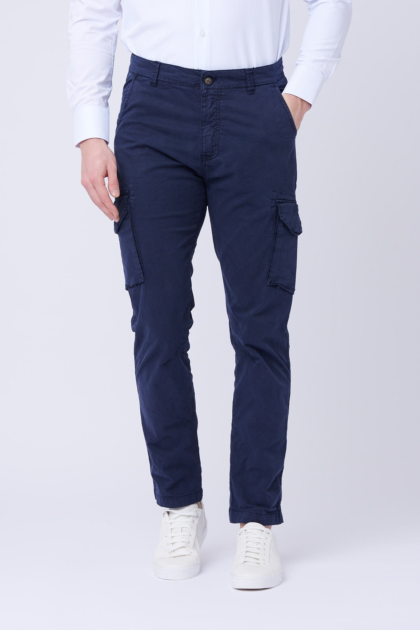 Pantalón azul royal con bolsillos