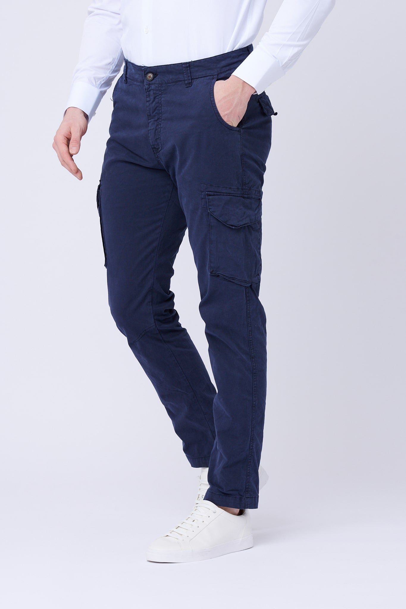 Pantalón azul royal con bolsillos