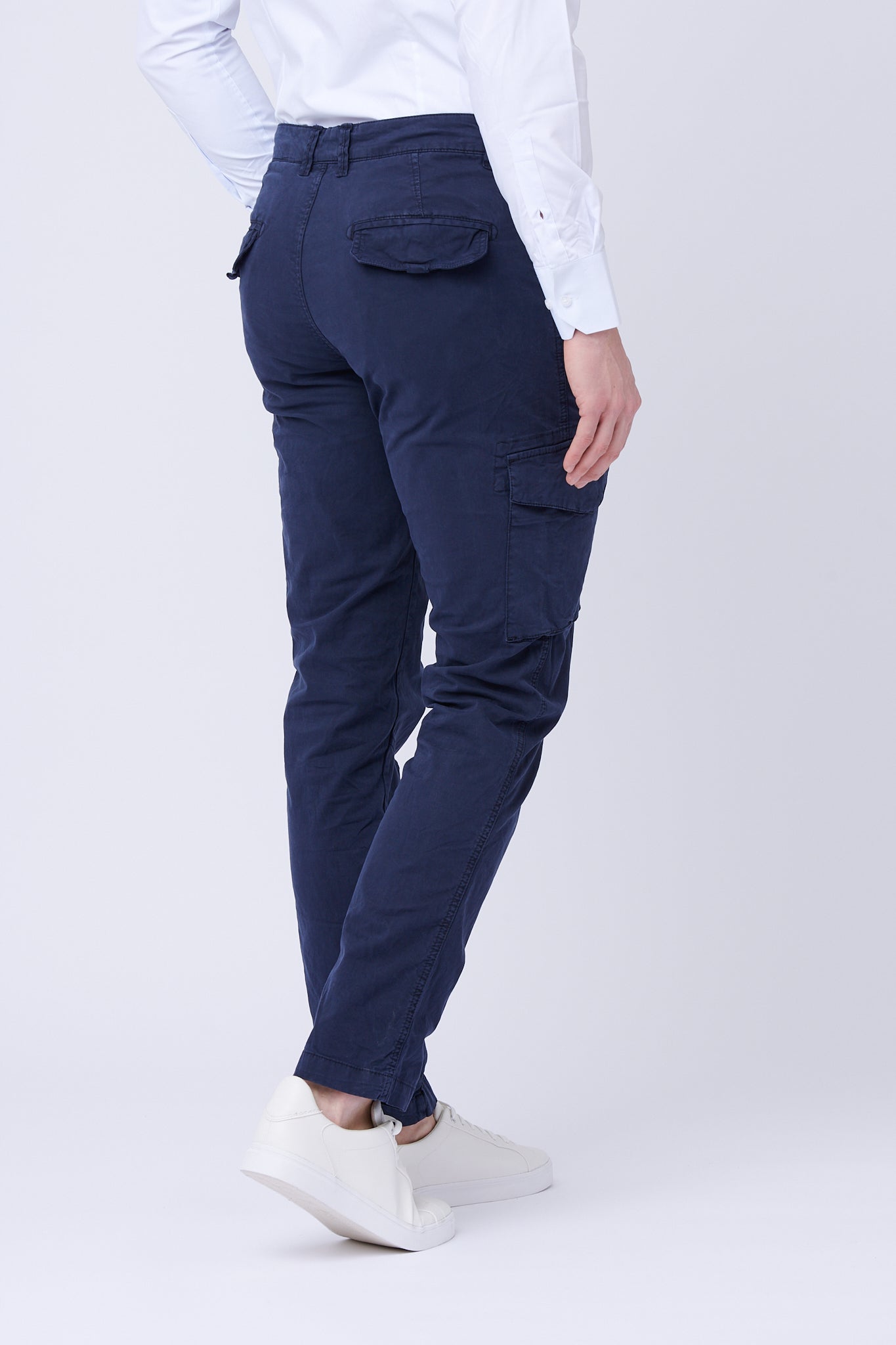 Pantalón azul royal con bolsillos