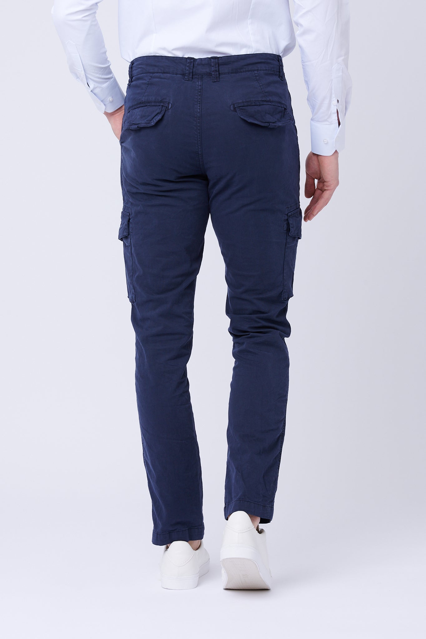 Pantalón azul royal con bolsillos