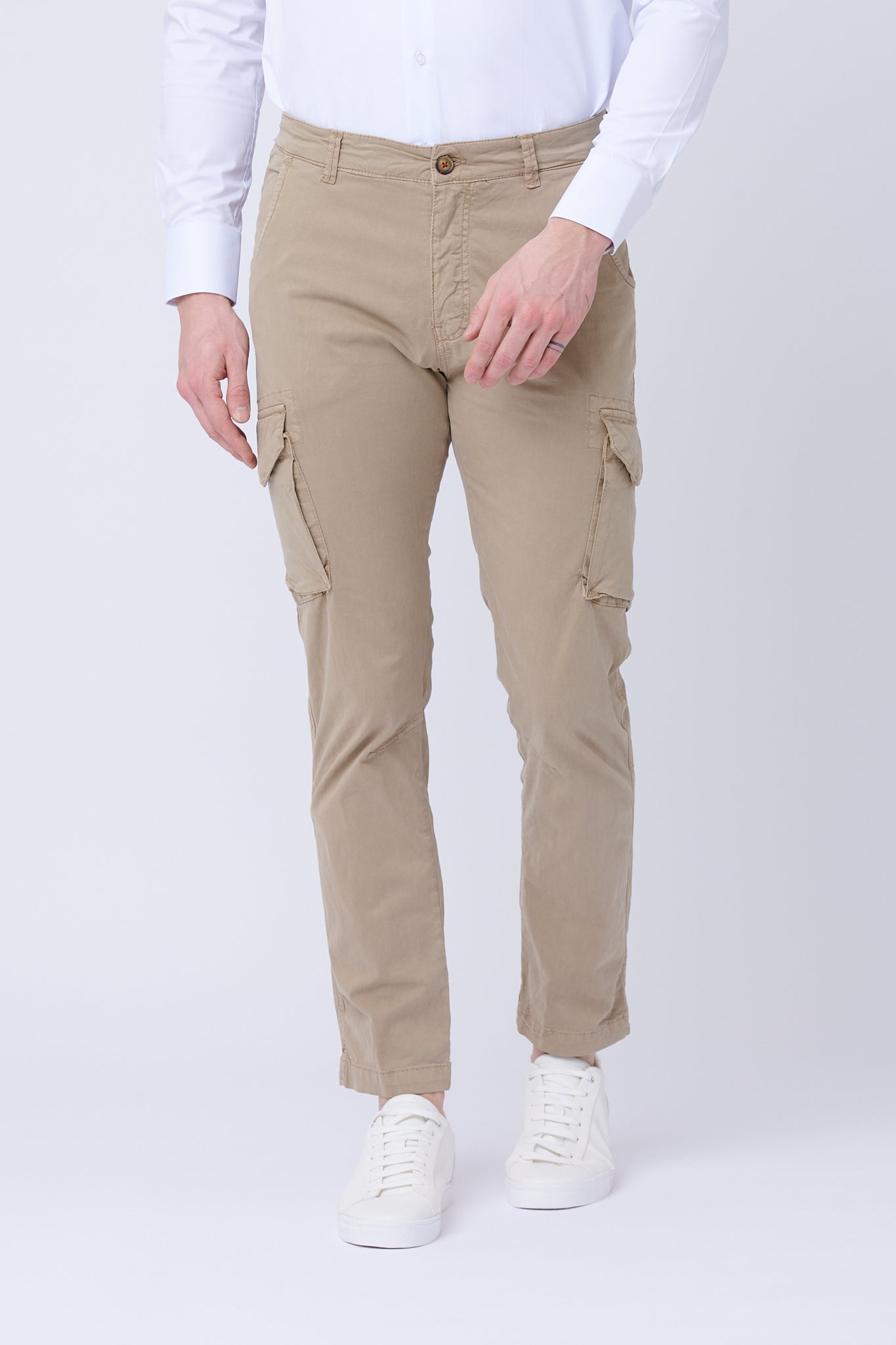 Beige trousers with pockets
