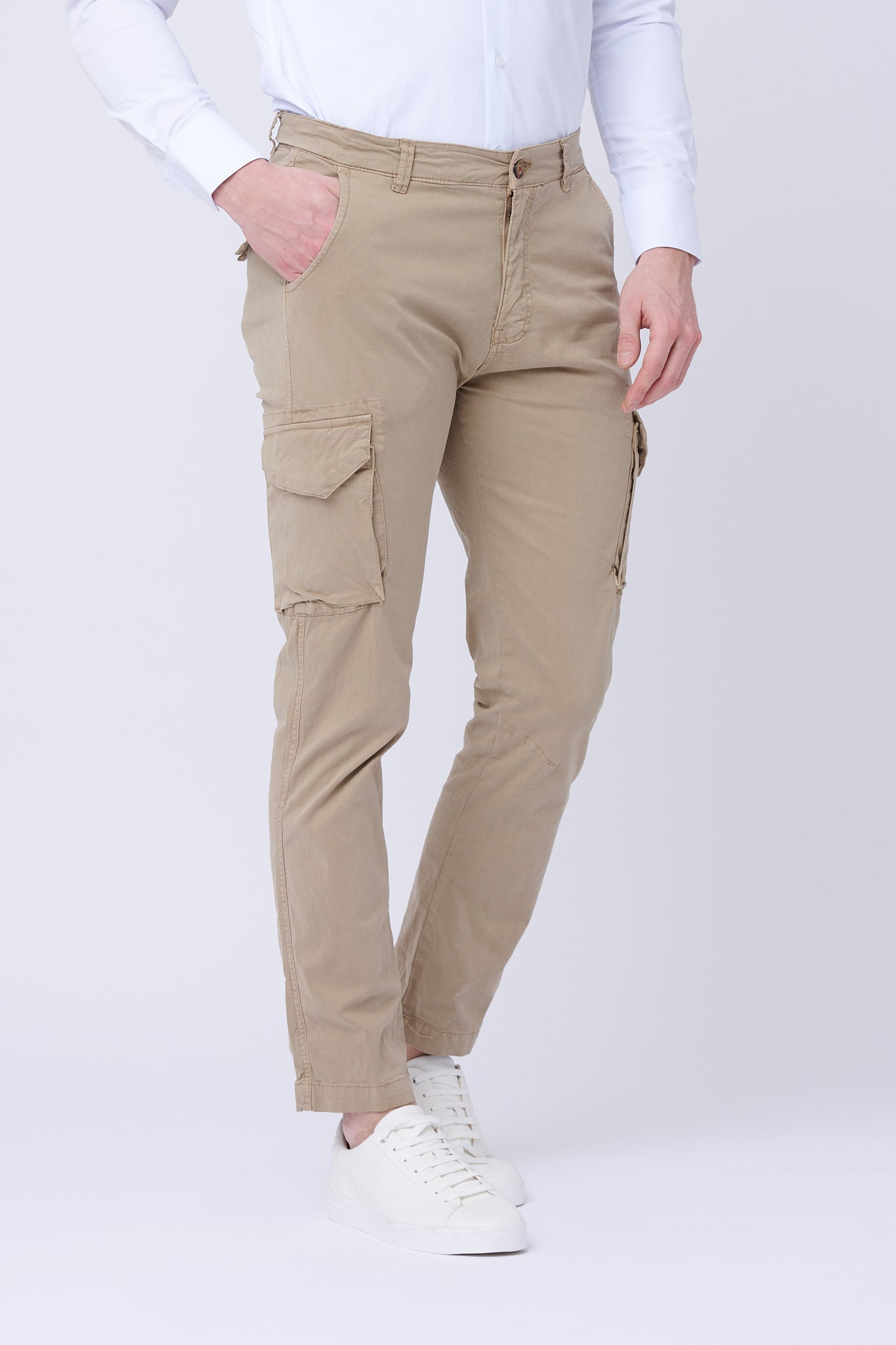 Beige trousers with pockets