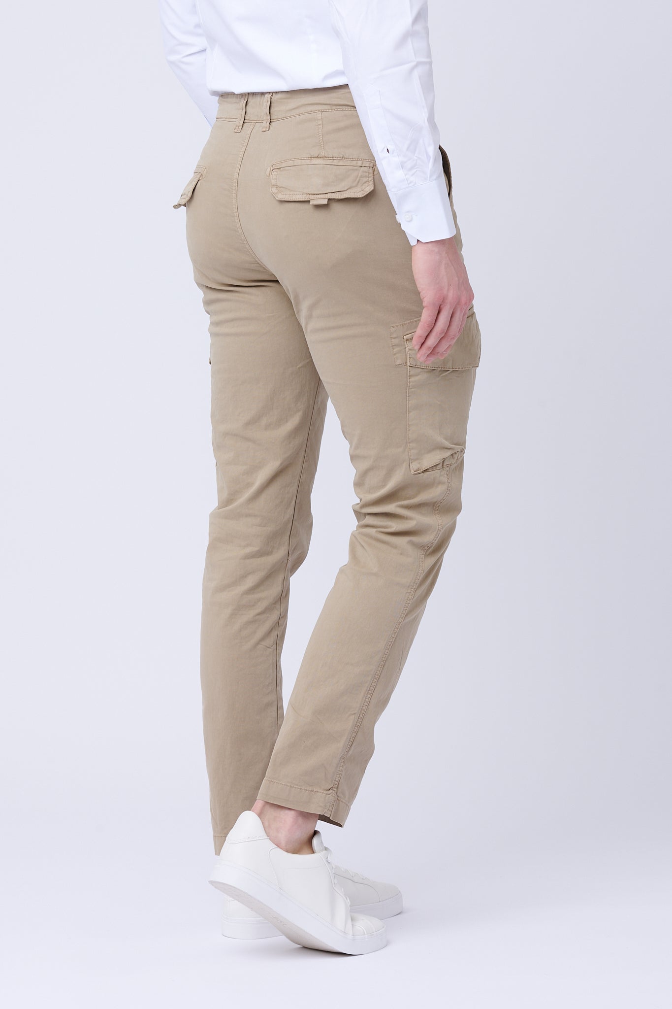 Beige trousers with pockets