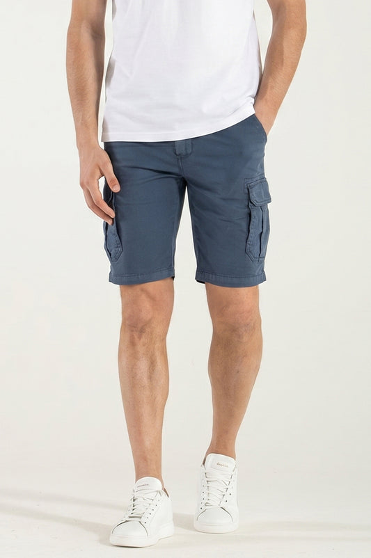 Bermuda man med blå j fickor