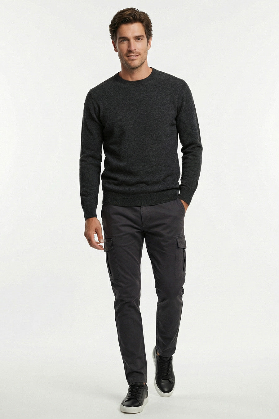 Pantaloni cu pantaloni gri închis