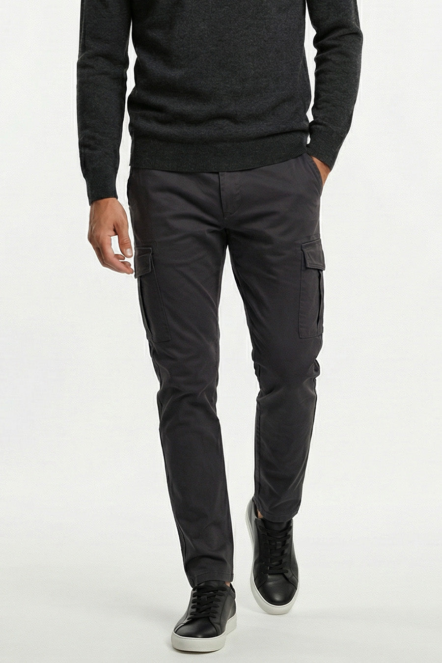 Pantaloni cu pantaloni gri închis