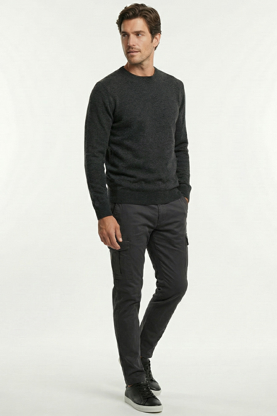 Pantaloni cu pantaloni gri închis