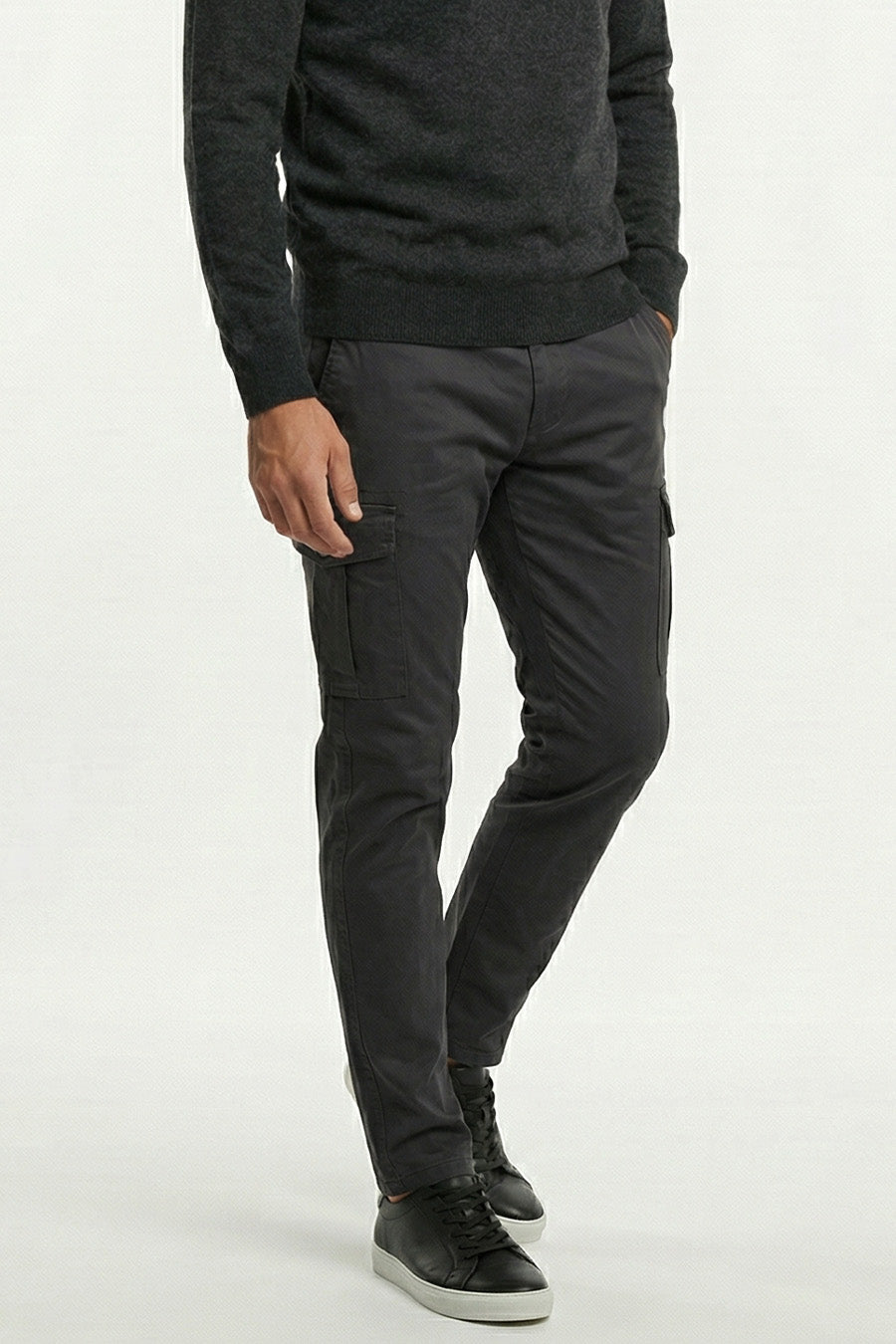 Pantaloni cu pantaloni gri închis