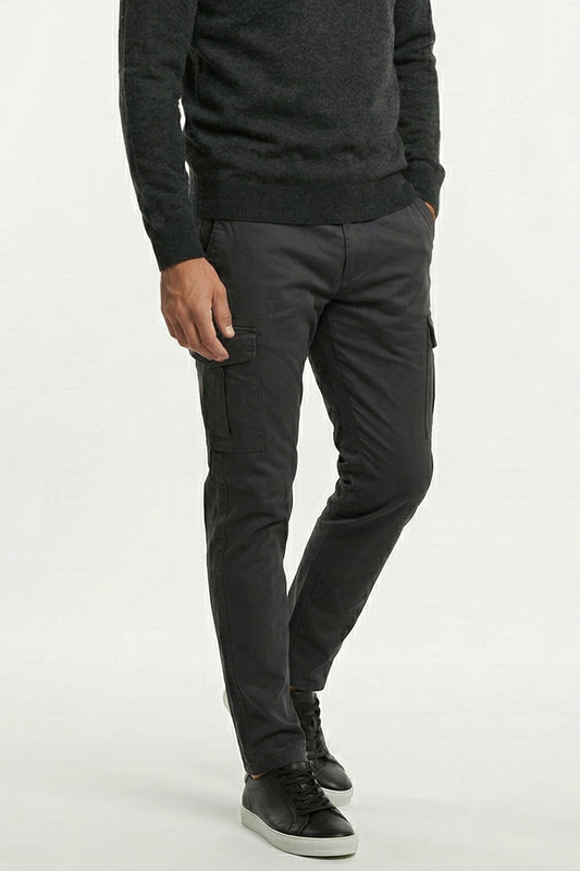 Pantaloni cu pantaloni gri închis