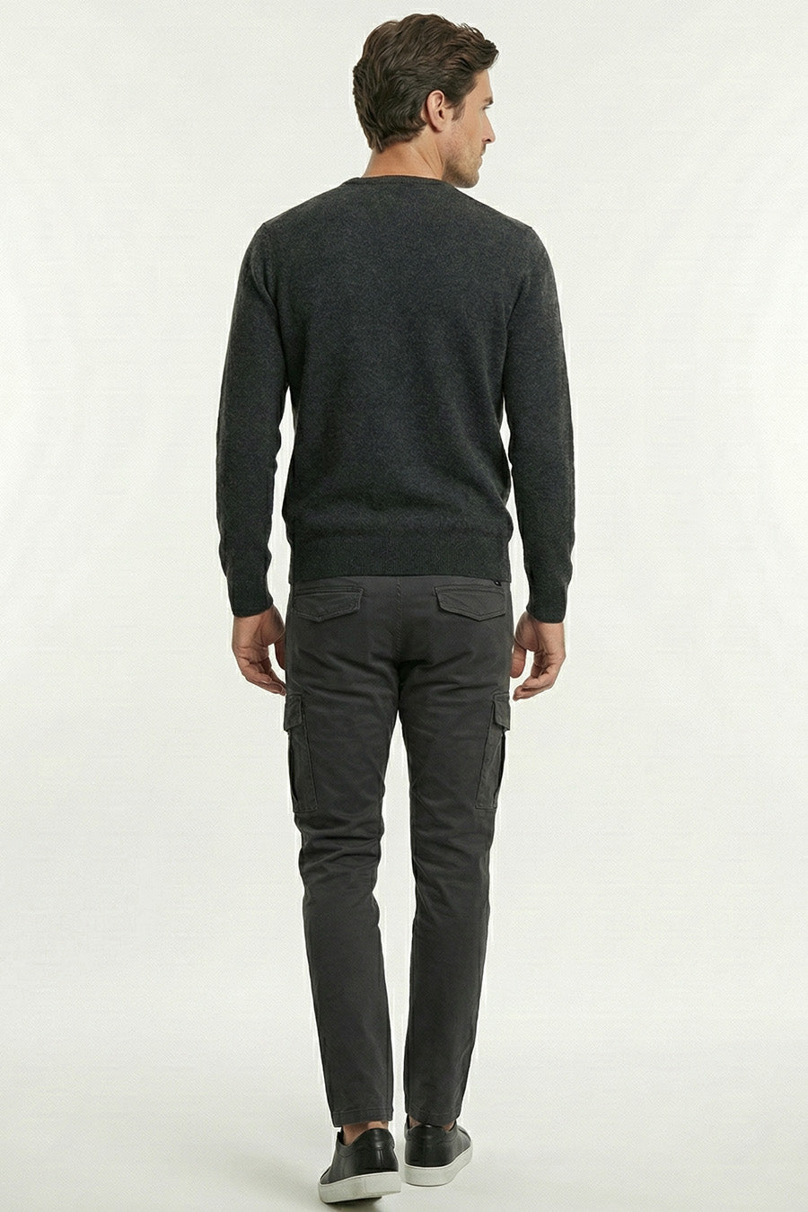 Pantaloni cu pantaloni gri închis