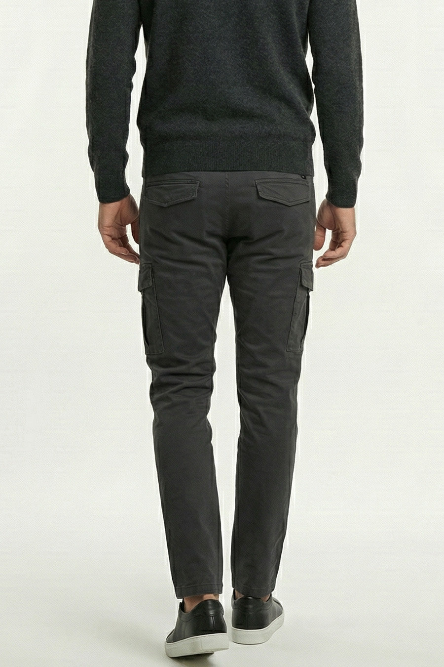 Pantaloni cu pantaloni gri închis