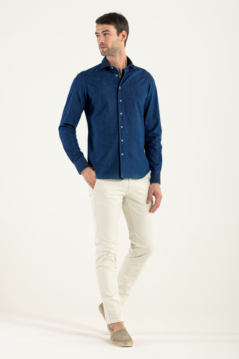 Donkere jeans shirt man