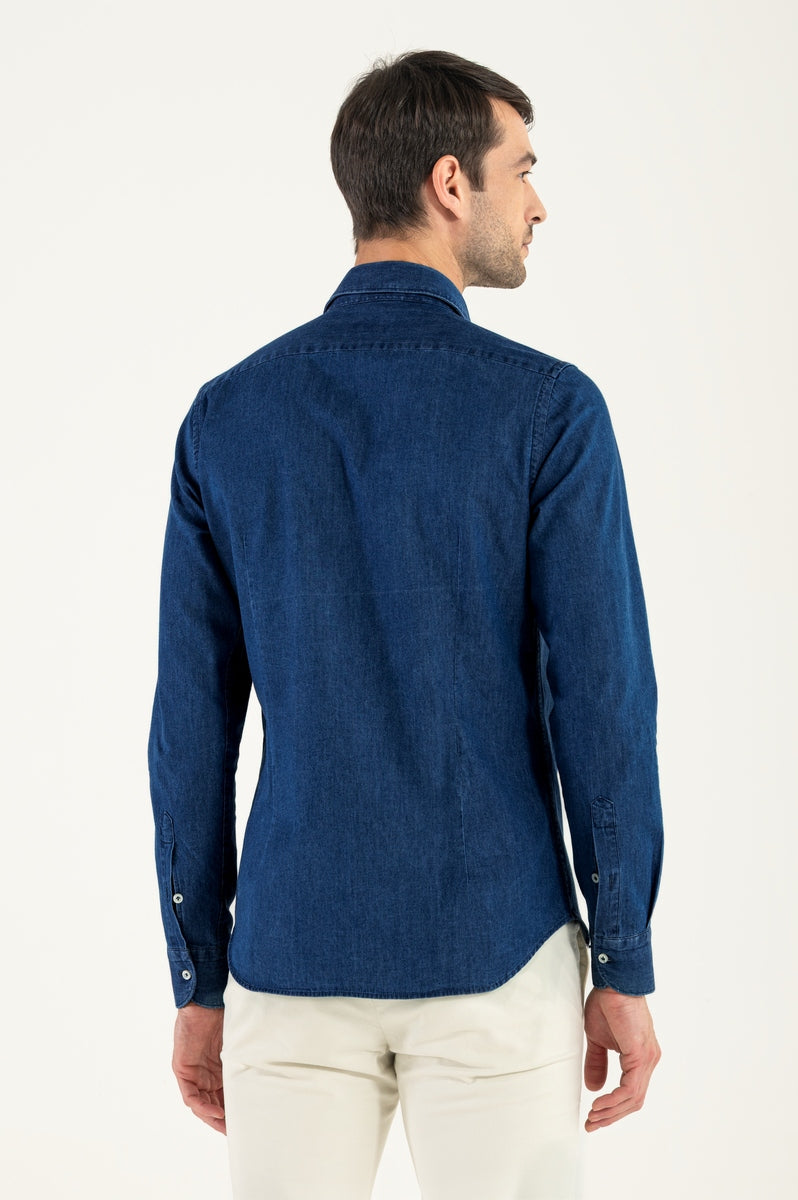 Donkere jeans shirt man