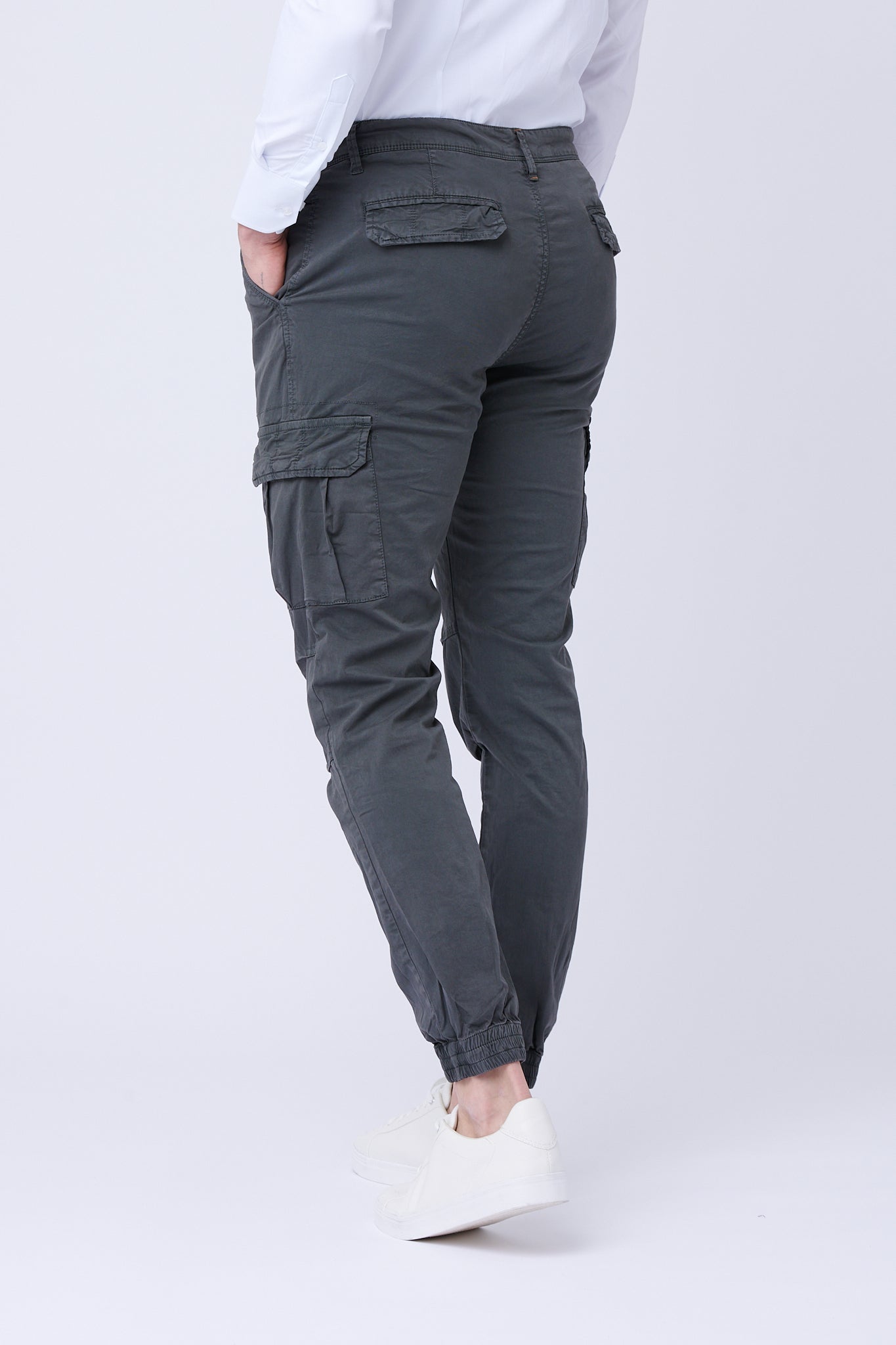 Gray trousers with pockets
