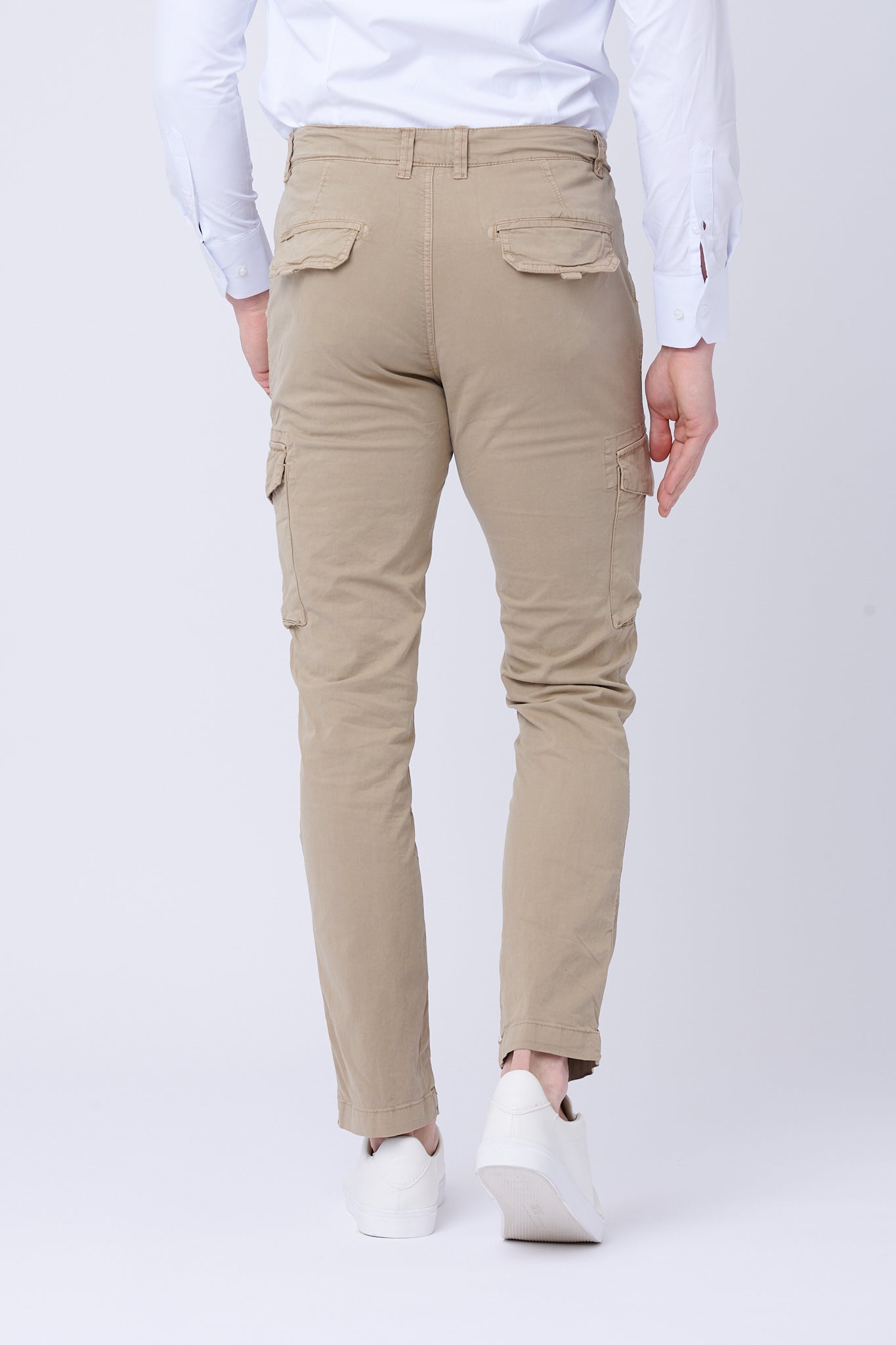 Beige trousers with pockets